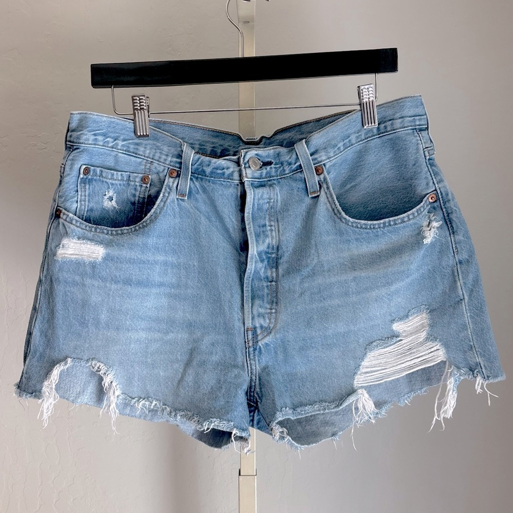 Levi’s Women’s Distressed Cutoff Shorts Light Wash Hi waist 501, Size 33